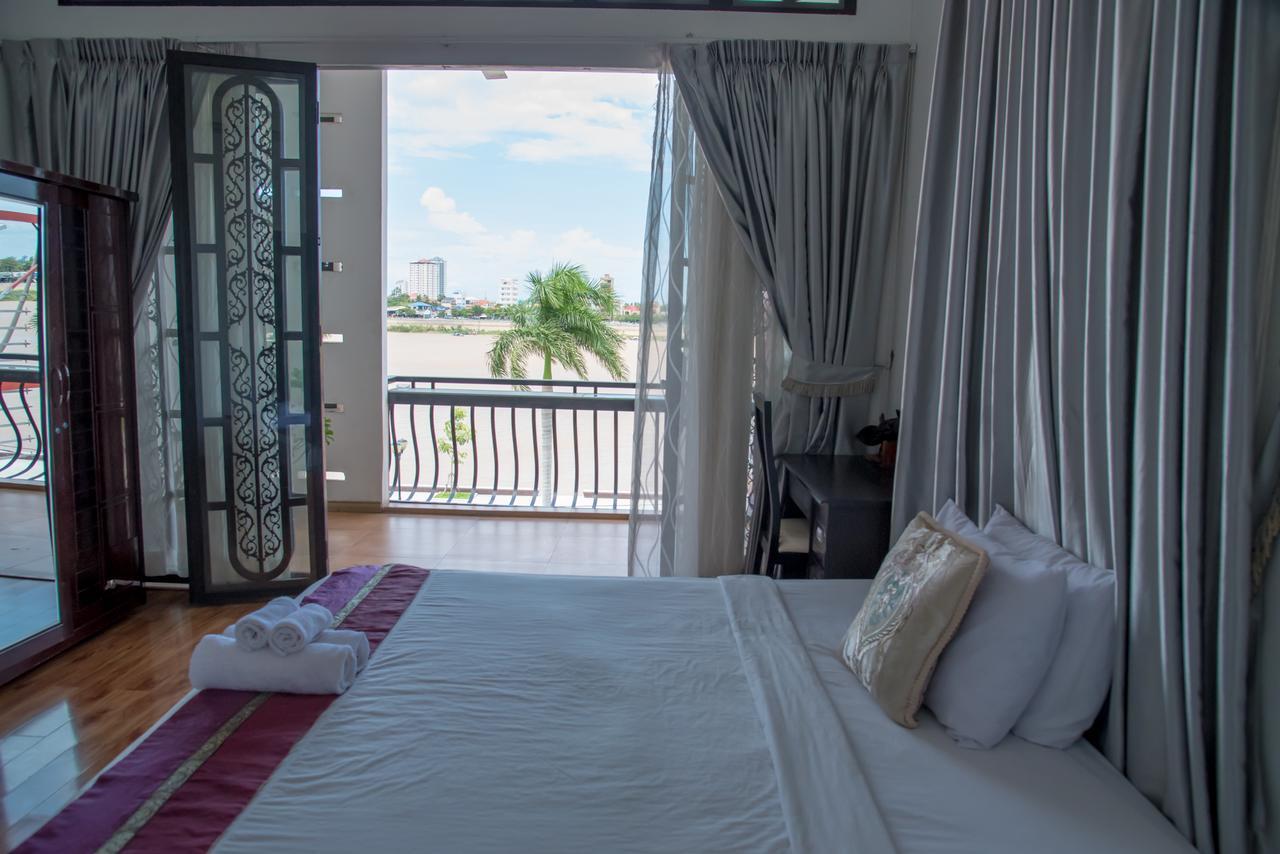 New Season Riverside Hotel Phnom Penh Exterior photo